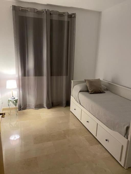 Central Estepona 3 Bed Apt With Pool And Parking Exterior photo